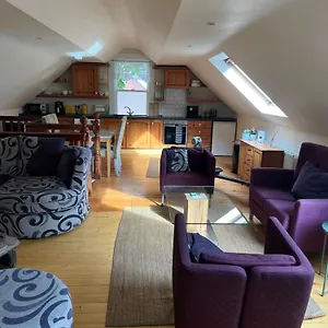 Self Contained Coach House In Leafy South The Location Is Not Accurate Appartement